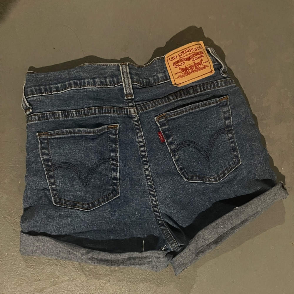 (S) Levi self-cut jean shorts